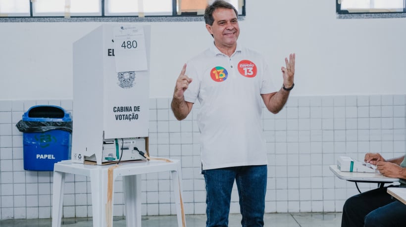 Segundo turno na seção eleitoral da Faculdade Farias Brito. Na foto, movimentação em meio a votação do candidato Evandro Leitão (PT), com a presença de Camilo Santana e Elmano de Freitas