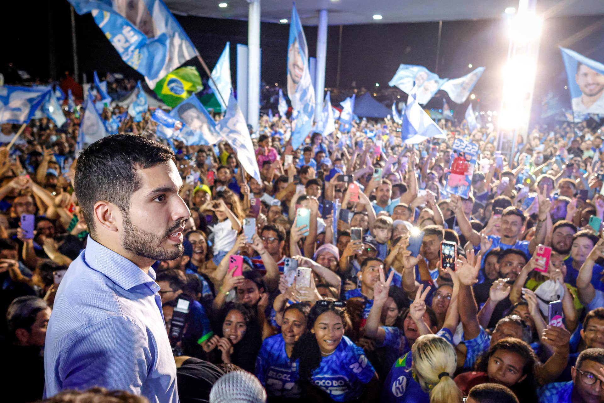 ￼ANDRÉ Fernandes discursou para os apoiadores de cima de um paredão (Foto: AURÉLIO ALVES)