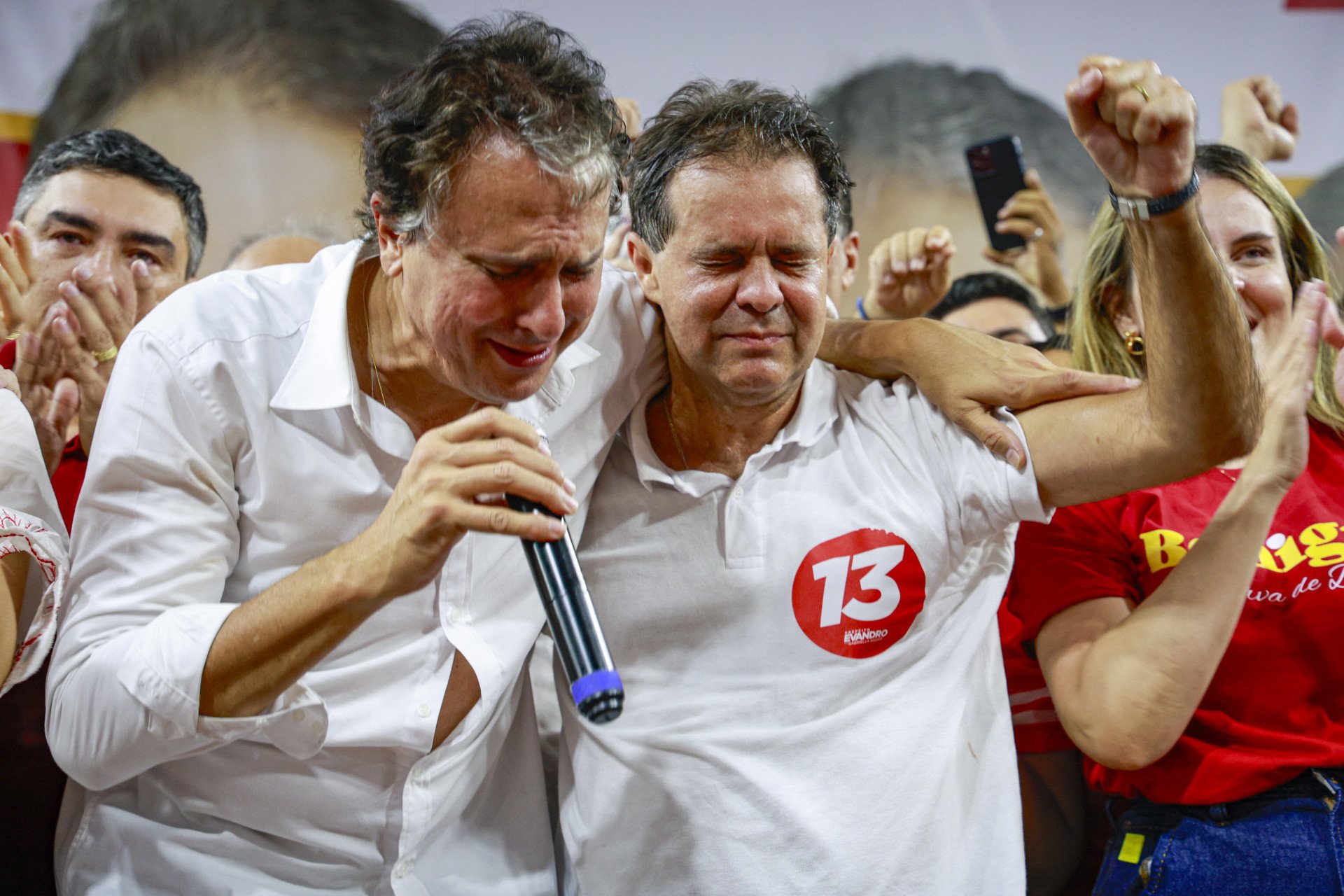 Camilo e Evandro se emocionam durante comemoração da vitória no comitê de campanha  (Foto: FCO FONTENELE)