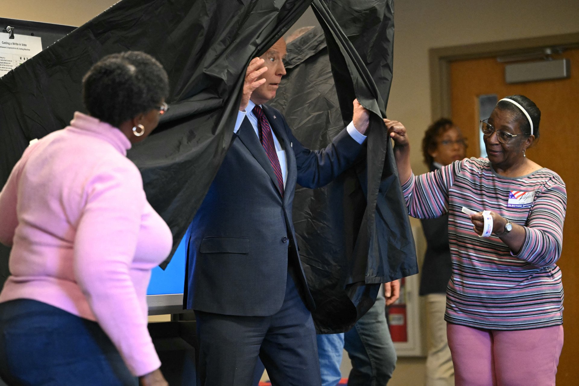 ￼PRESIDENTE dos EUA, Joe Biden, sai da 
cabine após depositar seu voto antecipado n (Foto: ANDREW CABALLERO-REYNOLDS / AFP)