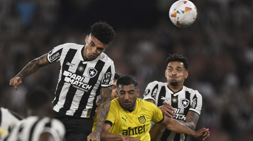 Jogadores de Botafogo e Peñarol durante primeiro jogo da semifinal da Libertadores 2024