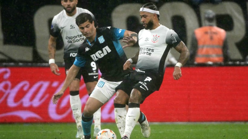 Jogadores de Corinthians e Racing durante primeiro jogo da semifinal da Sul-Americana 2024