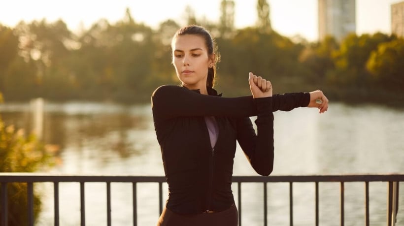 Adotar alguns cuidados com o corpo evita lesões e aumenta a performance durante as atividades físicas (Imagem: Studio Romantic | Shutterstock)  