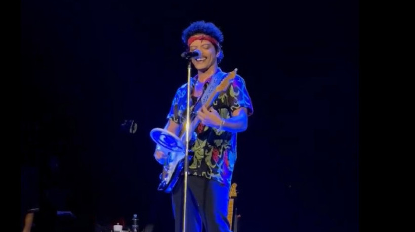 Para evitar que mosquitos entrem em na boca, Bruno Mars faz show com raquete na mão