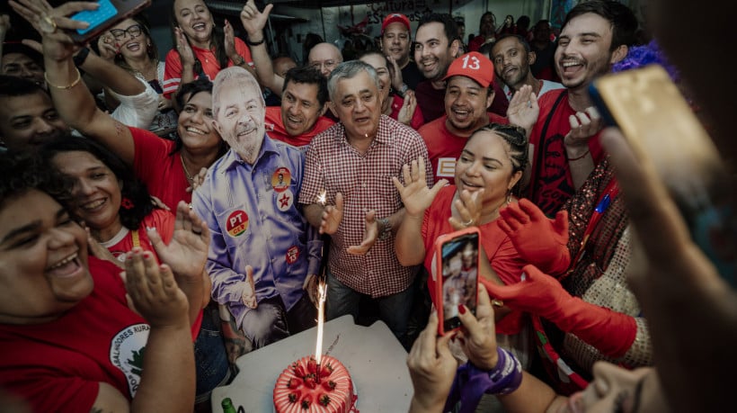 Militância canta parabéns para Lula