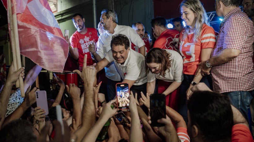 Após a festa no comitê no Luciano Cavalcante, Evandro Leitão foi à comemoração na Avenida da Universidade, bairro onbde obteve maior diferença de votos para André Fernandes