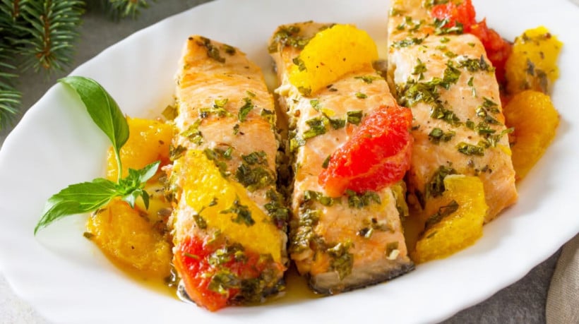 Salmão ao forno com molho de frutas (Imagem: Elena Hramova | Shutterstock) 