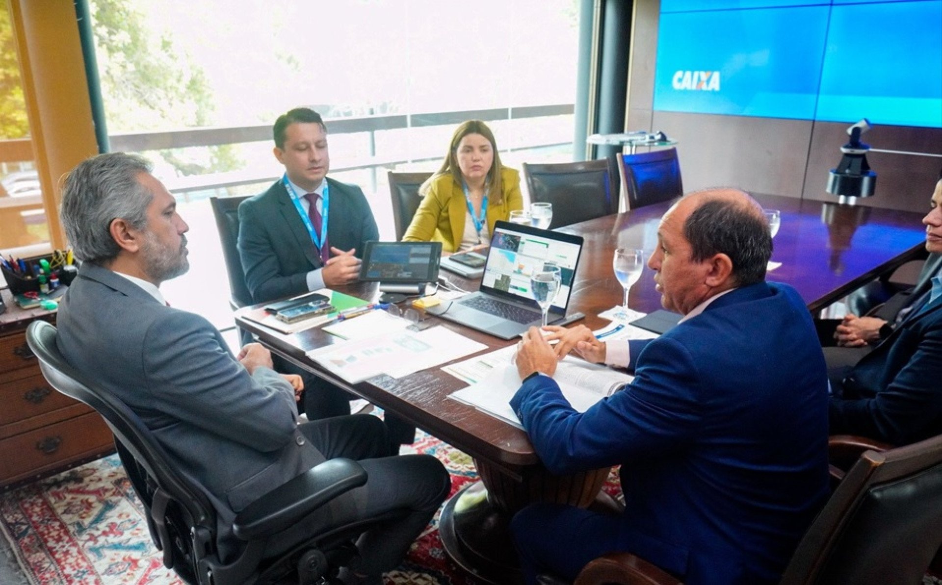 ￼O governador do Ceará, Elmano de Freitas, esteve reunido com membros da diretoria da Caixa para falar sobre a ampliação do programa Entrada Moradia (Foto: Reprodução / Redes Sociais Elmano de Freitas)