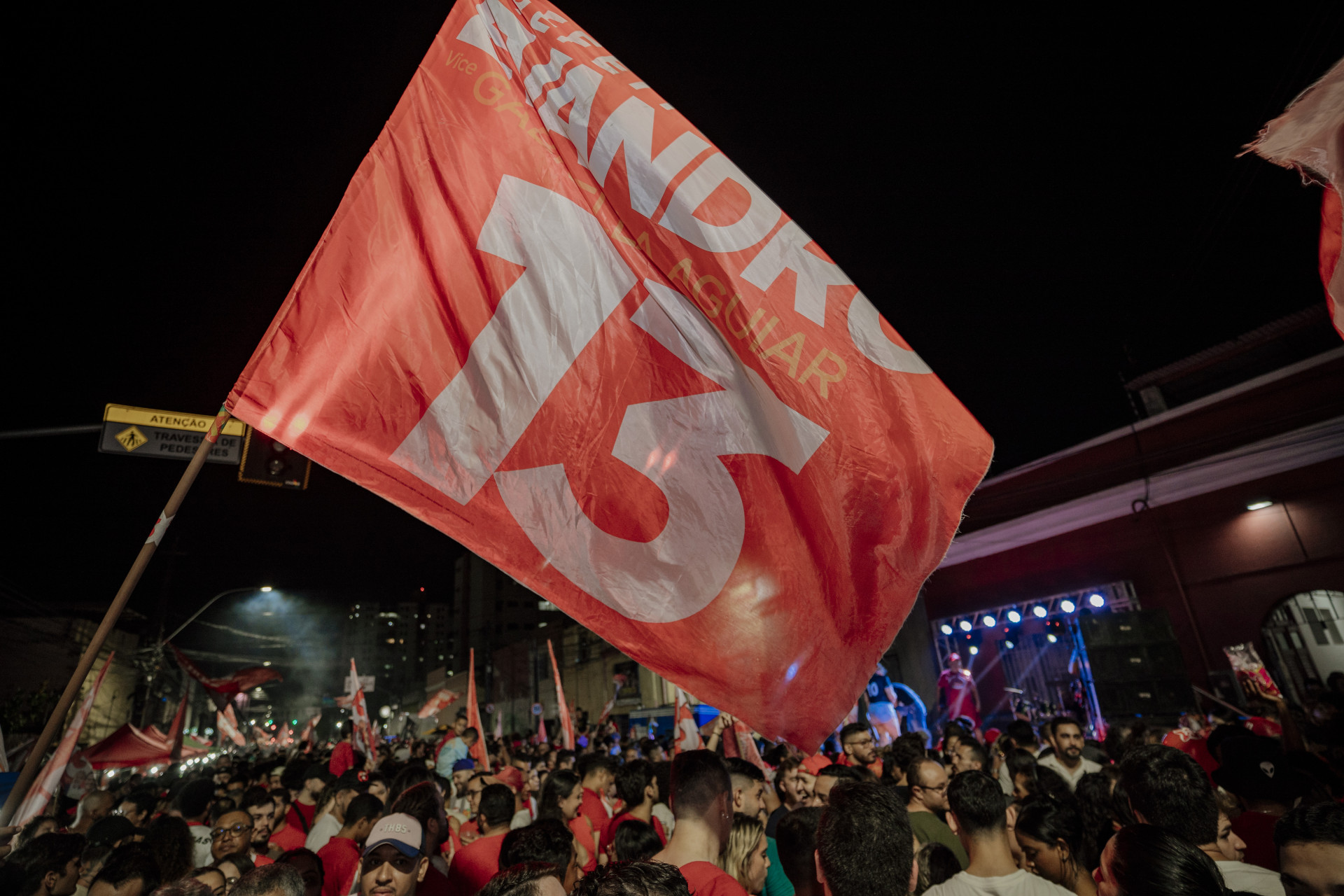 FORTALEZA-CE, BRASIL, 27-10-2024:  Bandeira do PT tremulando na comemoração da virória de Evandro Leitão  do Partido dos Trabalhadores (PT) que foi eleito prefeito de Fortaleza. (Foto: Júlio Caesar/O Povo)  (Foto: JÚLIO CAESAR)