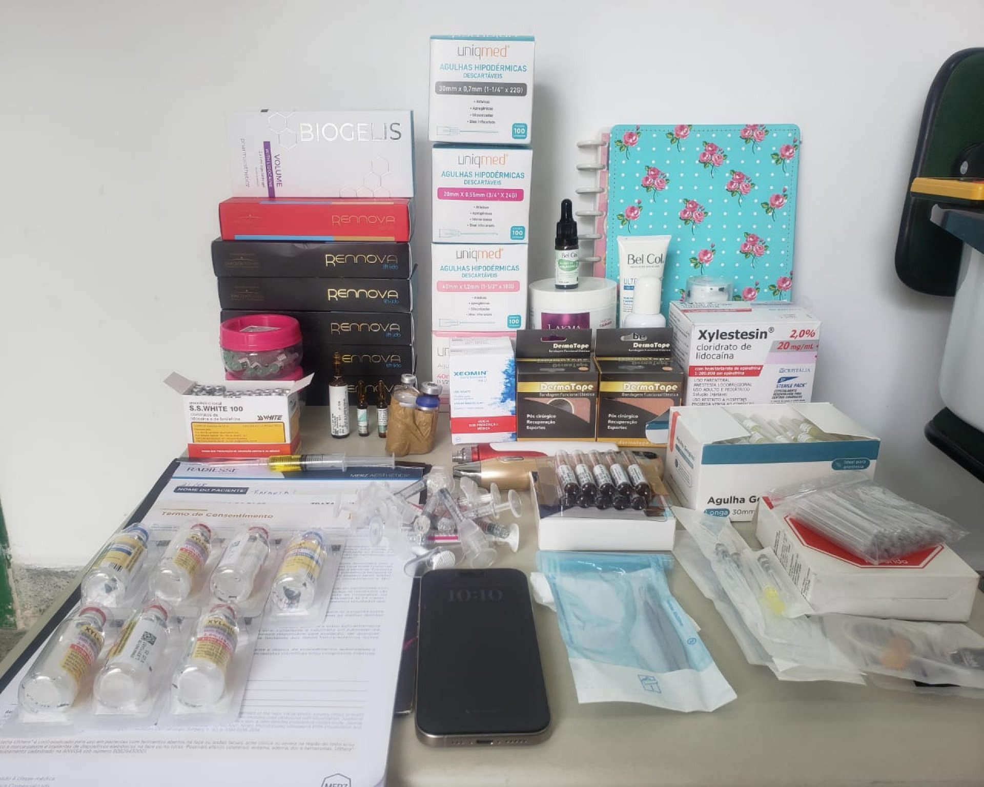 Entre as apreensões estão medicamentos, anestésicos e máquinas de procedimentos estéticos (Foto: Divulgação/Polícia Civil do Estado do Ceará)