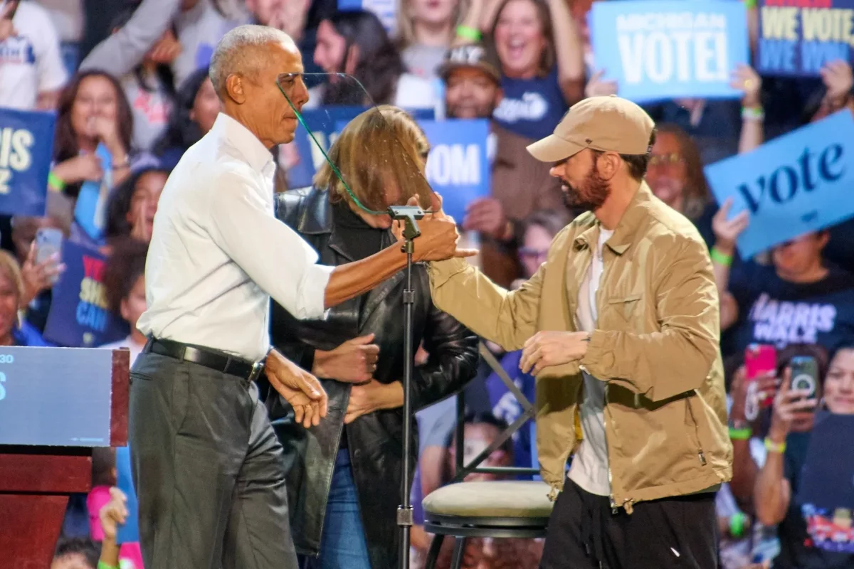 Em comício da campanha de Kamala Harris, o ex-presidente dos Estados Unidos Barack Obama chamou a atenção ao subir ao palco e cantar trecho de “Lose Yourself”, de Eminem. O rapper estava no evento em Detroit como convidado especial. 
 