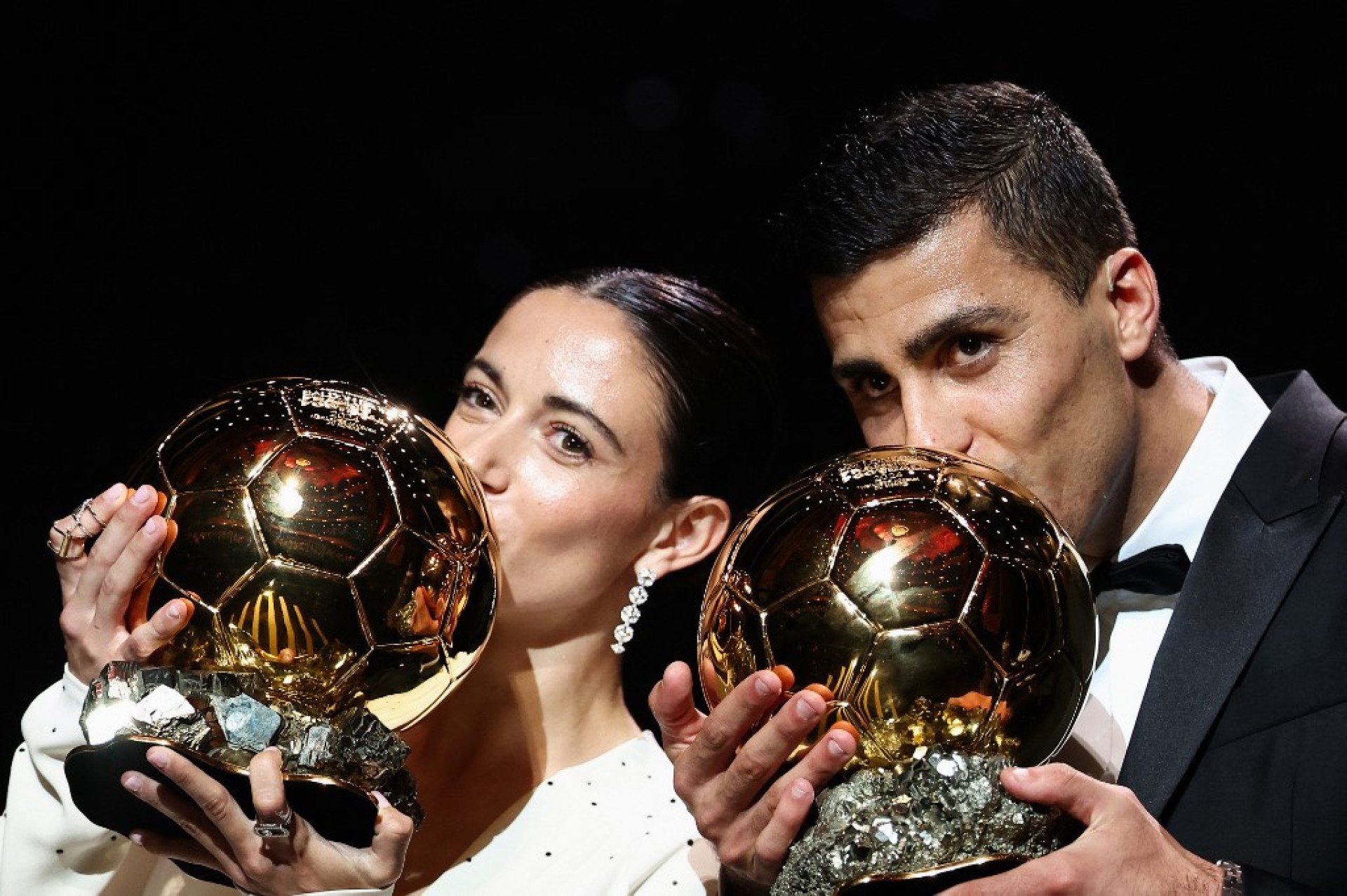 Os espanhóis Aitana Bonmatí e Rodri foram escolhidos os melhores jogadora e jogador do mundo
 (Foto: FRANCK FIFE / AFP)