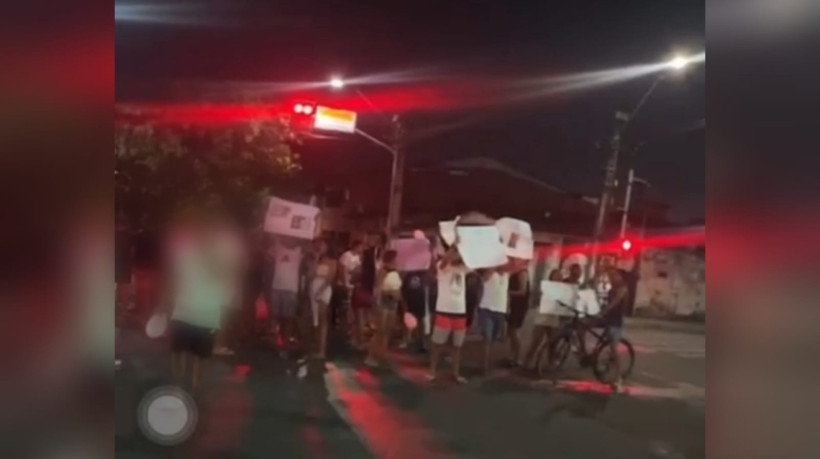 Moradores fizeram protestos após homicídio de jovem comerciante