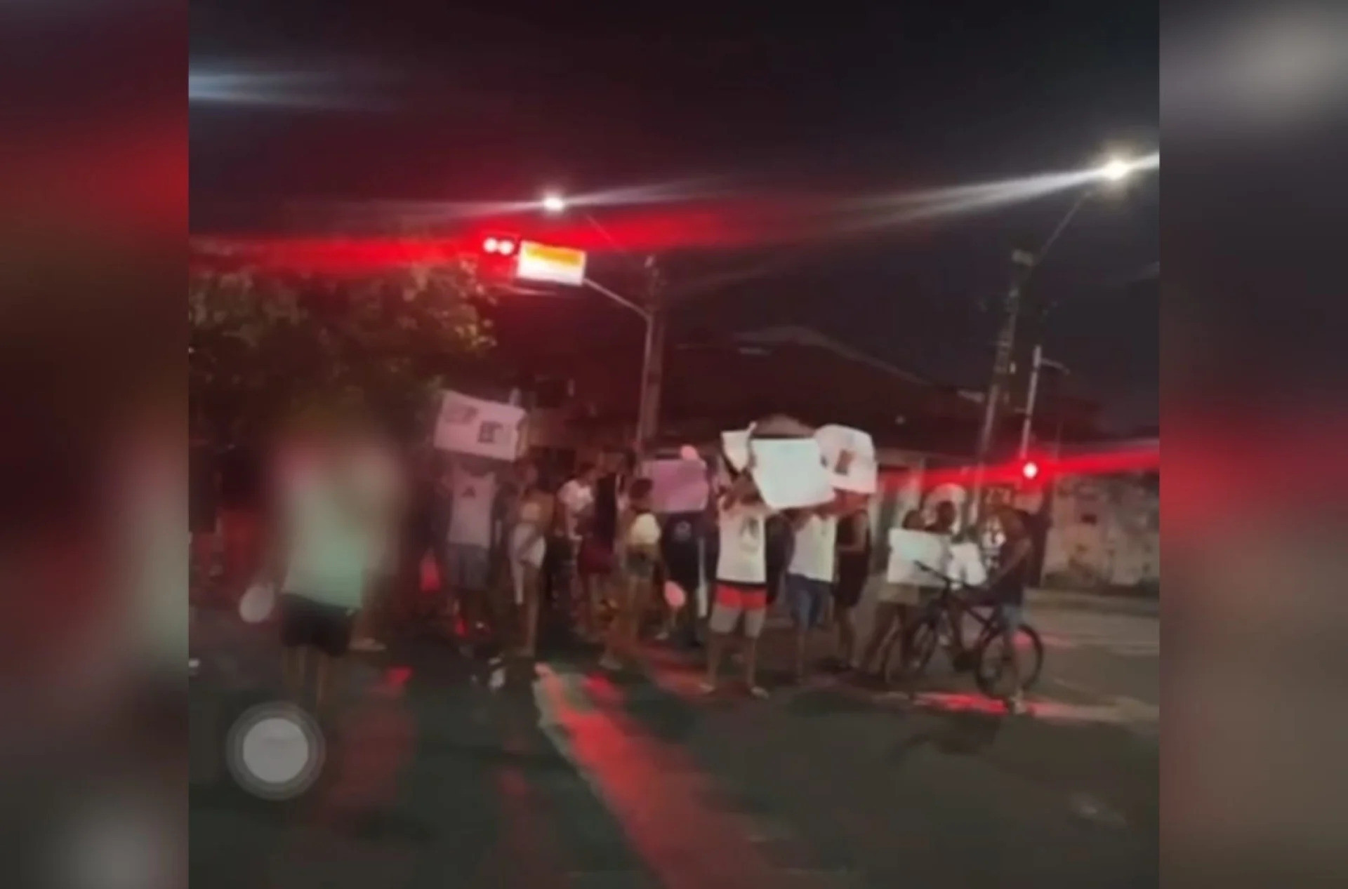 Moradores fizeram protestos após homicídio de jovem comerciante (Foto: WhatsApp O POVO)