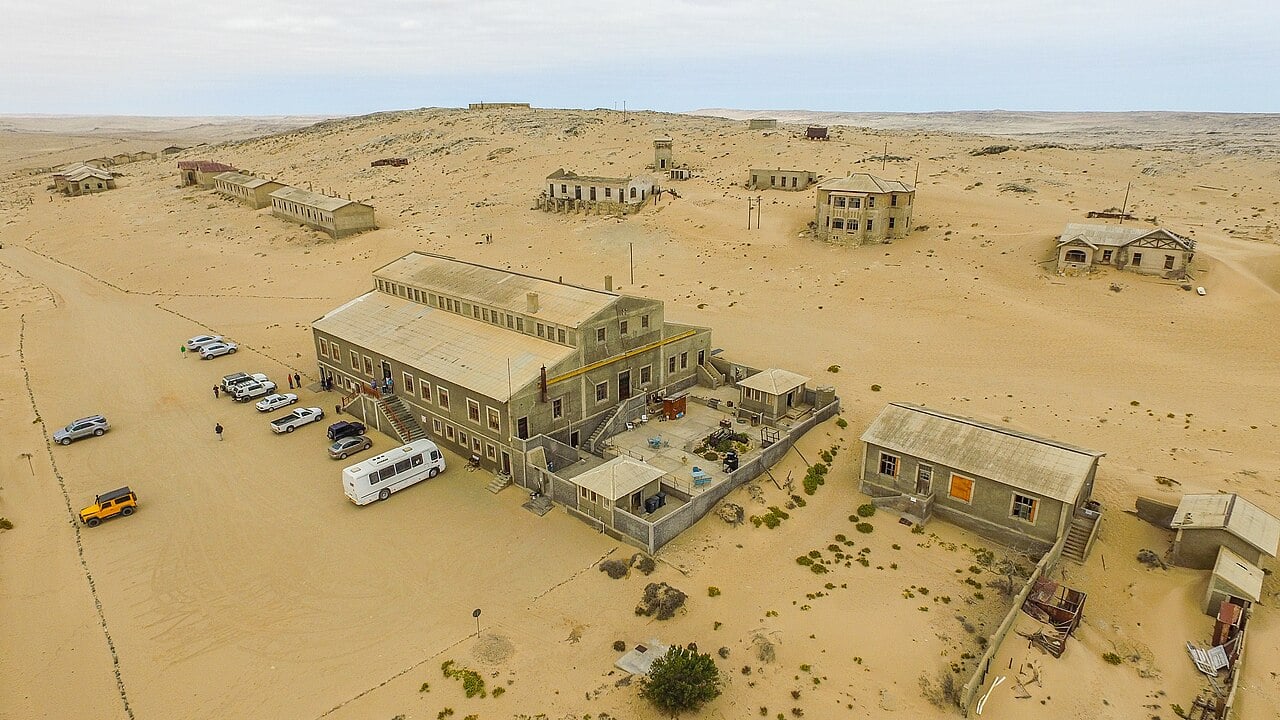 Um lugar que foi próspero hoje corre o risco de sumir do mapa. É que pode acontecer com a cidade de Kolmanskop, na Namíbia. Entenda essa história no Flipar!