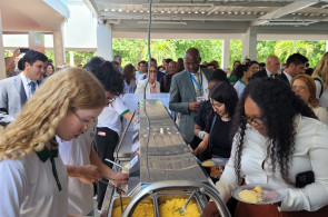 Estudantes e delegações de países membros do G20 almoçaram juntos na escola Jaime Alencar, no bairro Luciano Cavalcante