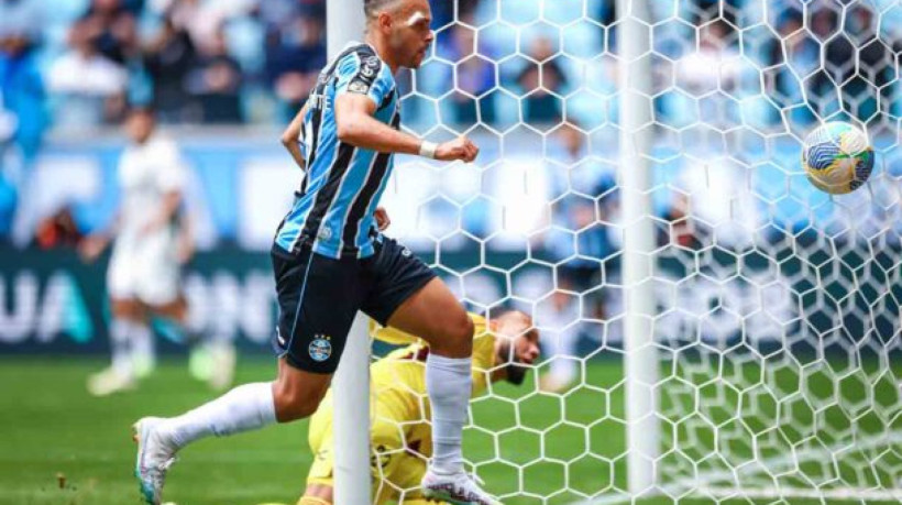 RS - FUTEBOL/CAMPEONATO BRASILEIRO 2024/GREMIO x ATLETICO-MG - ESPORTES - Lance da partida entre Gremio e Atletico-MG  disputada na manha deste domingo, na Arena do Gremio,, em partida valida pela Campeonato Brasileiro 2024. FOTO: LUCAS UEBEL/GREMIO FBPA