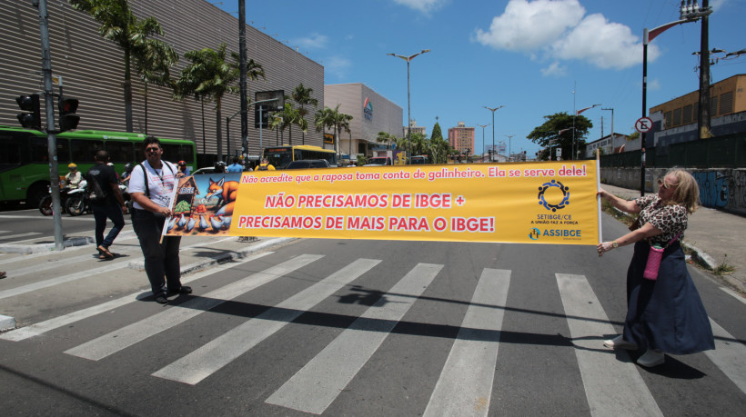 FORTALEZA, CEARÁ, BRASIL, 31.10.2024: Protesto de servidores do IBGE. aV. treze de maio. (foto: FABIO LIMA/OPOVO). 