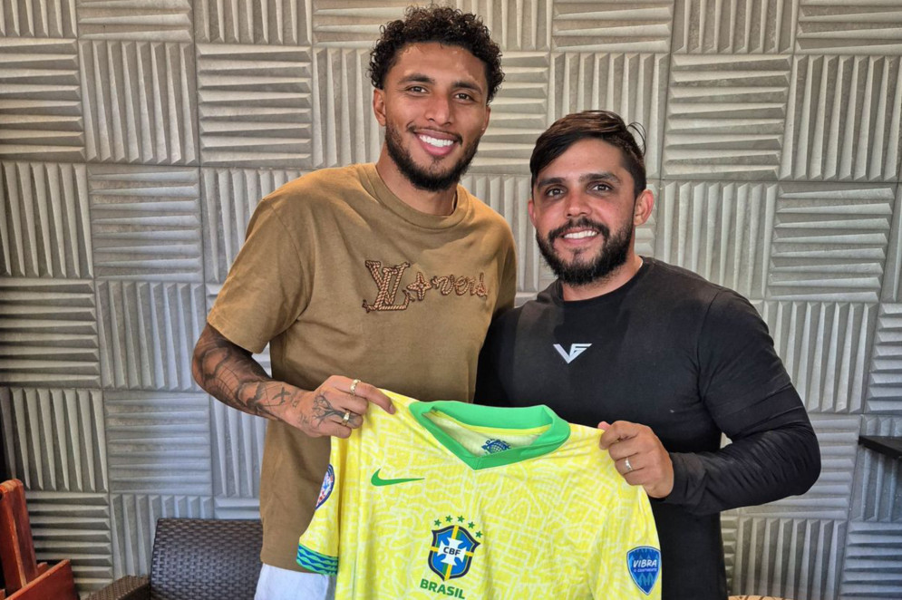 Éderson, volante da Atalanta, e Victor Fernandes, preparador físico(Foto: Arquivo pessoal)