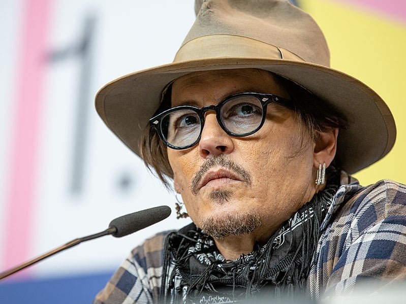 Em entrevista ao “Hollywood Reporter”, Johnny Depp declarou ter passado por “um vasto deserto” profissional após acusações de violência doméstica feitas pela atriz Amber Heard, sua ex-esposa. O ator disse que os problemas com a carreira, com cancelamento na indústria cinematográfica, serviram de aprendizado pessoal. 

