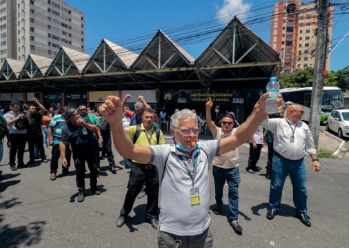 FORTALEZA, CEARÁ, BRASIL, 01-11-2024: Protesto de funcionários da empresa de ônibus São Benedito na Av Domingos Olímpio. (Foto: Samuel Setubal/ O Povo)