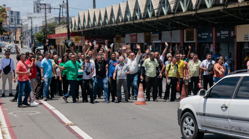 FORTALEZA, CEARÁ, BRASIL, 01-11-2024: Protesto de funcionários da empresa de ônibus São Benedito na Av Domingos Olímpio. (Foto: Samuel Setubal/ O Povo)