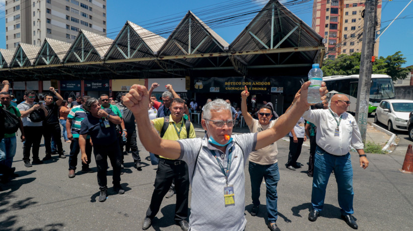 FORTALEZA, CEARÁ, BRASIL, 01-11-2024: Protesto de funcionários da empresa de ônibus São Benedito na Av Domingos Olímpio. (Foto: Samuel Setubal/ O Povo)