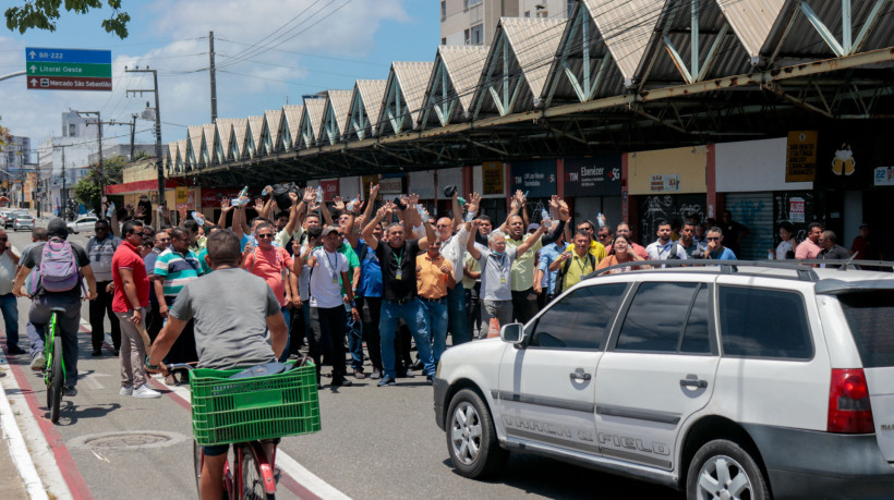 Diante de mudanças, funcionários da empresa de ônibus São Benedito protestaram na Av Domingos Olímpio 