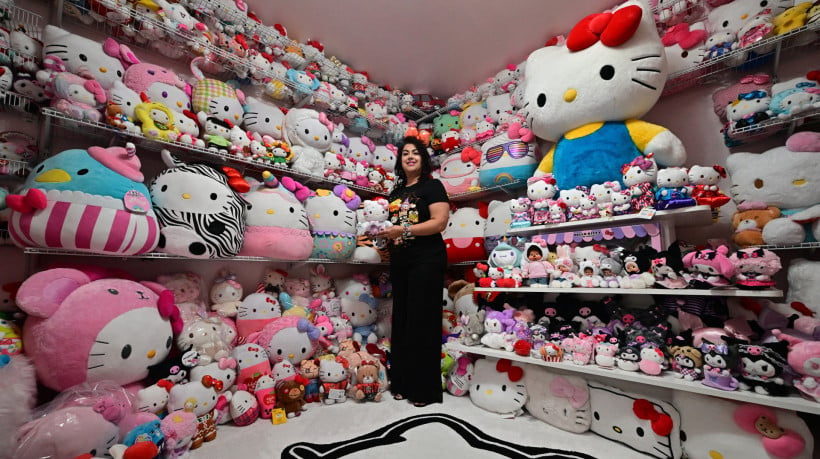 Helen, fundadora do fã-clube ‘Hello Kitty SoCal Babes’, posa com sua coleção dentro de seu 