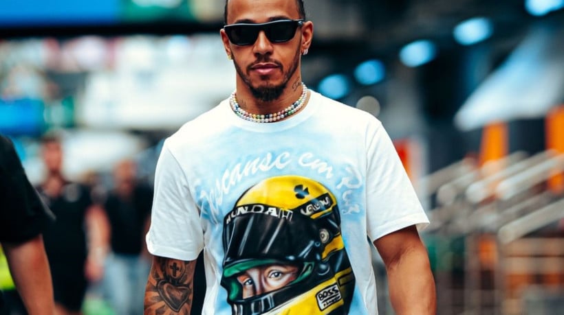 O piloto britânico Lewis Hamilton com trajes em homenagem ao Brasil e a Ayrton Senna