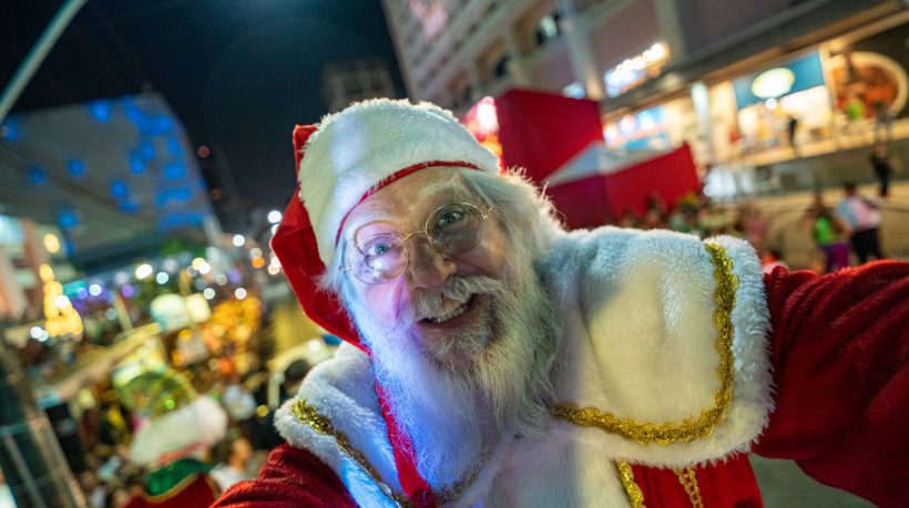 Após a apresentação dos Bolofofos, às 18 horas, o Papai Noel fará um cortejo festivo pela avenida Santos Dumont