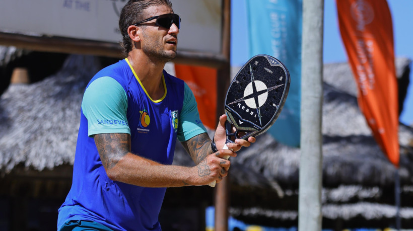 Rafael Moura, ex-jogador de futebol, jogando Beach Tennis