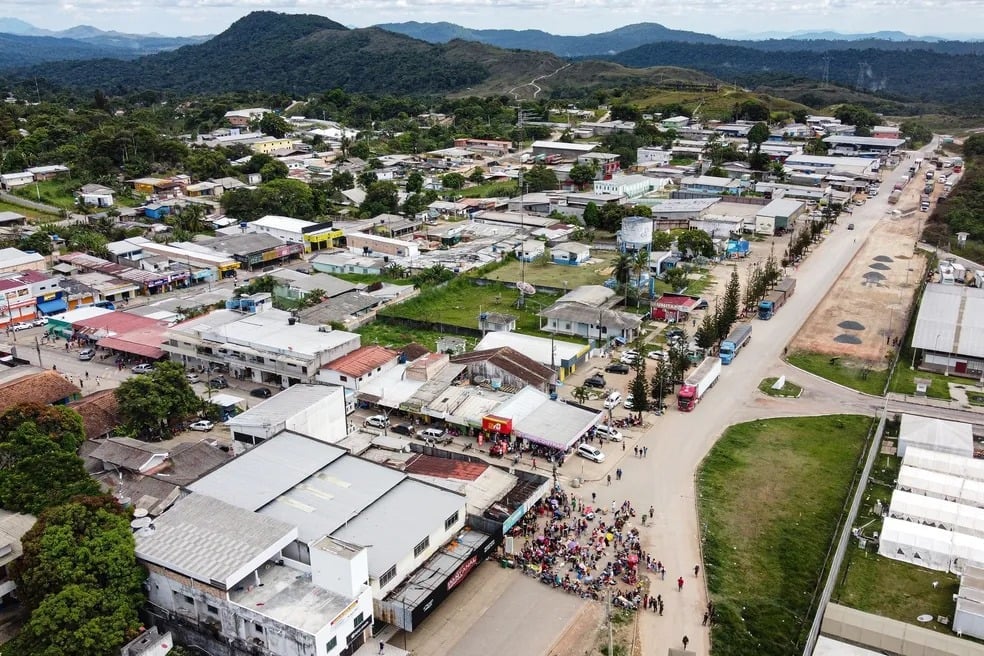 A cidade de Pacaraima, que faz fronteira com a Venezuela, ao norte de Roraima, não tem cemitério nem pode ter. Por isso, quem quer visitar os túmulos de parentes ou amigos precisa viajar para outro município. Entenda essa situação curiosa. 