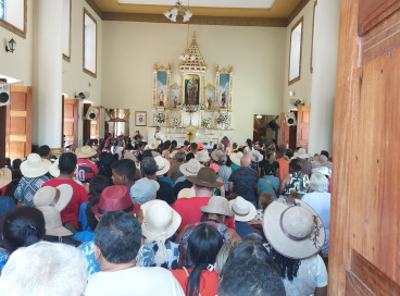 Fiéis se reuniram na igreja matriz Nossa Senhora das Dores em Juazeiro do Norte 