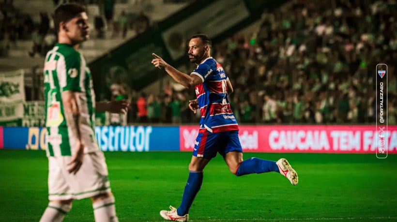 Moisés, atacante do Fortaleza, comemora gol contra o Juventude