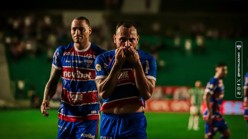 Moisés, atacante do Fortaleza, comemora gol contra o Juventude