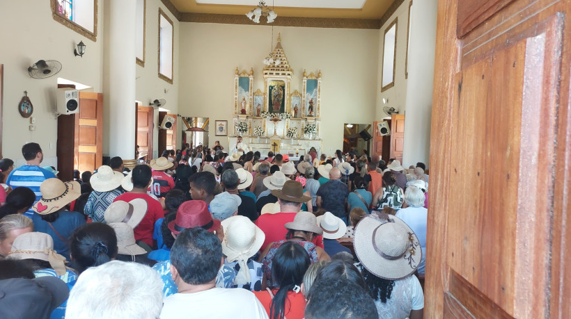 Fiéis se reuniram na igreja matriz Nossa Senhora das Dores em Juazeiro do Norte