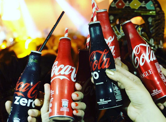 A Coca-Cola - famosa mundialmente - tem diversas marcas no mercado brasileiro, além do próprio refrigerante que leva o nome da empresa.  Sprite, Guaraná Kwat, Crystal, Del Vale, Schweppes, Fanta, Lemon Dou, Ades, Leão e Jack Daniel's são marcas renomadas que pertence à Coca-Cola.