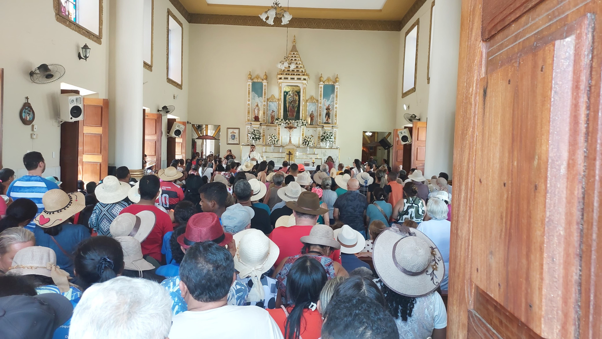 Fiéis se reuniram na igreja matriz Nossa Senhora das Dores em Juazeiro do Norte (Foto: Yago Pontes/O POVO CBN Cariri)