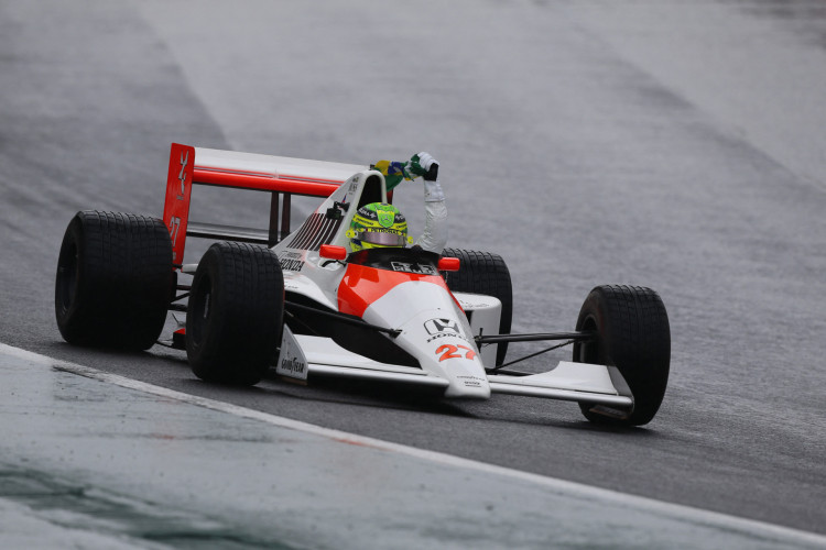 O piloto britânico da Mercedes, Lewis Hamilton, acena uma bandeira brasileira enquanto dirige o McLaren MP4-5B com o qual o falecido Ayrton Senna conquistou seu segundo título mundial de Fórmula 1 em 1990 durante uma volta para marcar o 30º aniversário da morte de Senna, antes do Grande Prêmio de Fórmula 1 de São Paulo no autódromo José Carlos Pace, também conhecido como Interlagos, em São Paulo, Brasil, em 3 de novembro de 2024. Miguel Schincariol / AFP(Foto: Miguel Schincariol / AFP)