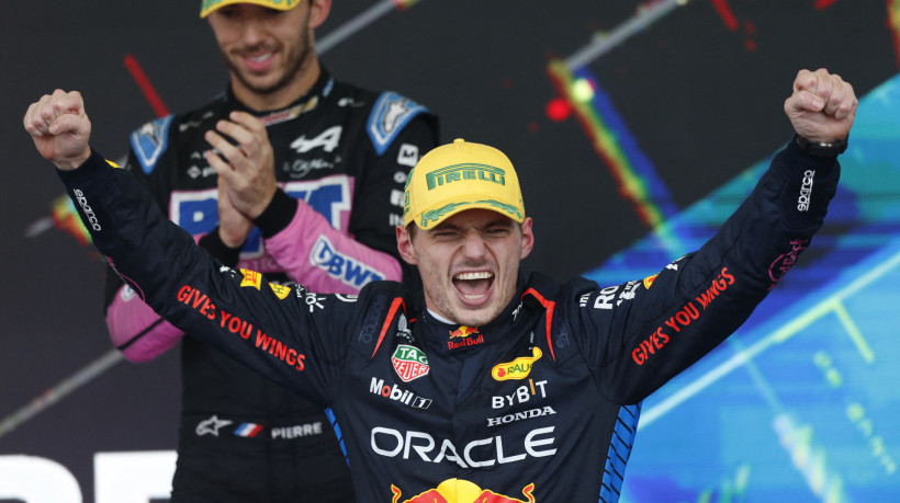 O piloto holandês Max Verstappen, da Red Bull Racing, comemora no pódio após vencer o Grande Prêmio de Fórmula 1 de São Paulo, no autódromo José Carlos Pace, também conhecido como Interlagos, em São Paulo, Brasil, em 3 de novembro de 2024.
Miguel Schincariol / AFP