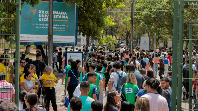 Movimentação e entrada de estudantes para o primeiro dia de provas do Enem 2024, na Uece - Campus Itaperi