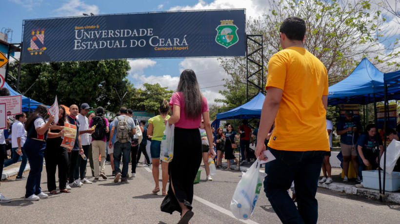 Candidatos chegam para prestar a prova do 1º dia do Enem 2024 no campus Itaperi da Uece em Fortaleza 