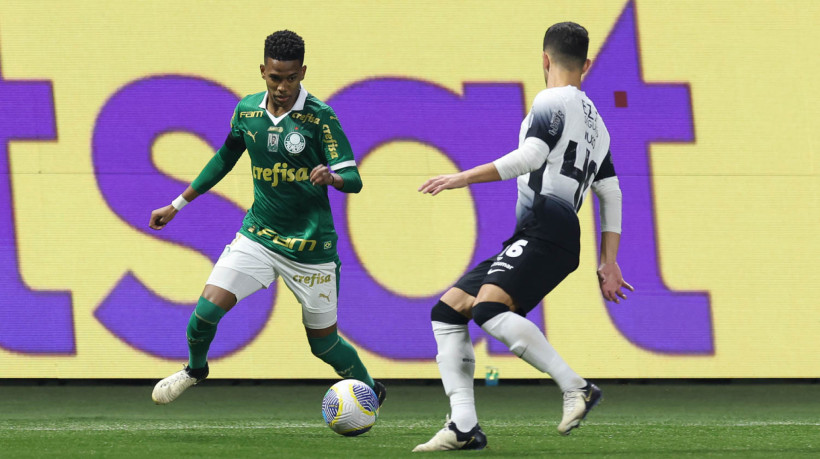 O jogador Estêvão, da SE Palmeiras, disputa bola com o jogador do SC Corinthians P, durante partida válida pela décima terceira rodada, do Campeonato Brasileiro, Série A, na arena Allianz Parque. 