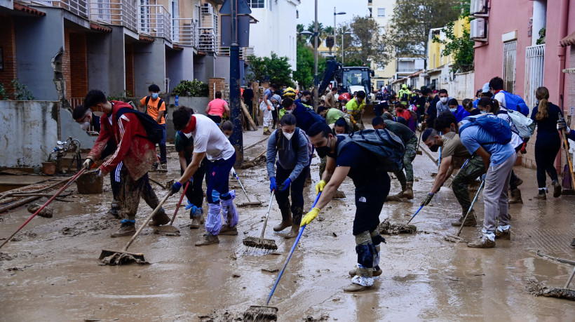 Pessoas limpam a lama de uma rua na região de Valência, leste de Espanha, em 4 de novembro de 2024, após inundações devastadoras 