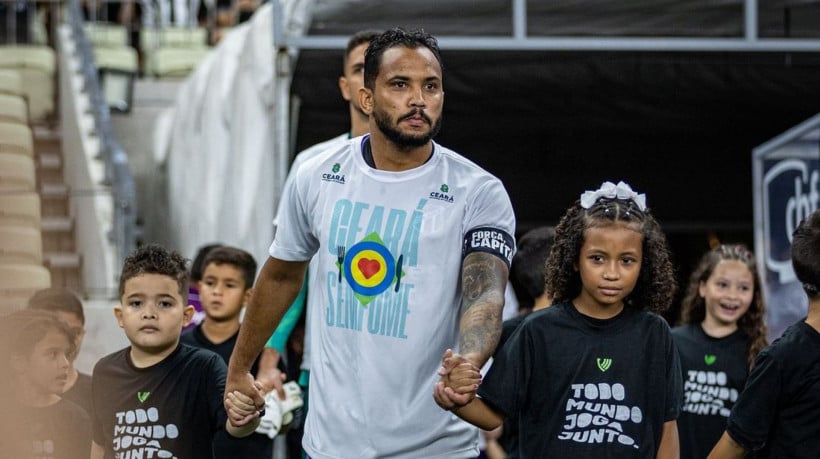 Lourenço entrando em campo para a partida diante do Avaí, neste domingo, 3