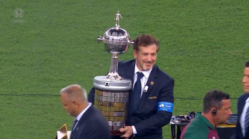 Fluminense ergue a taça da CONMEBOL Libertadores no Maracanã; relembre