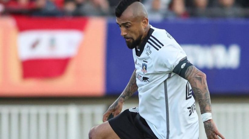 Arturo Vidal durante jogo do Colo-Colo pelo Campeonato Chileno