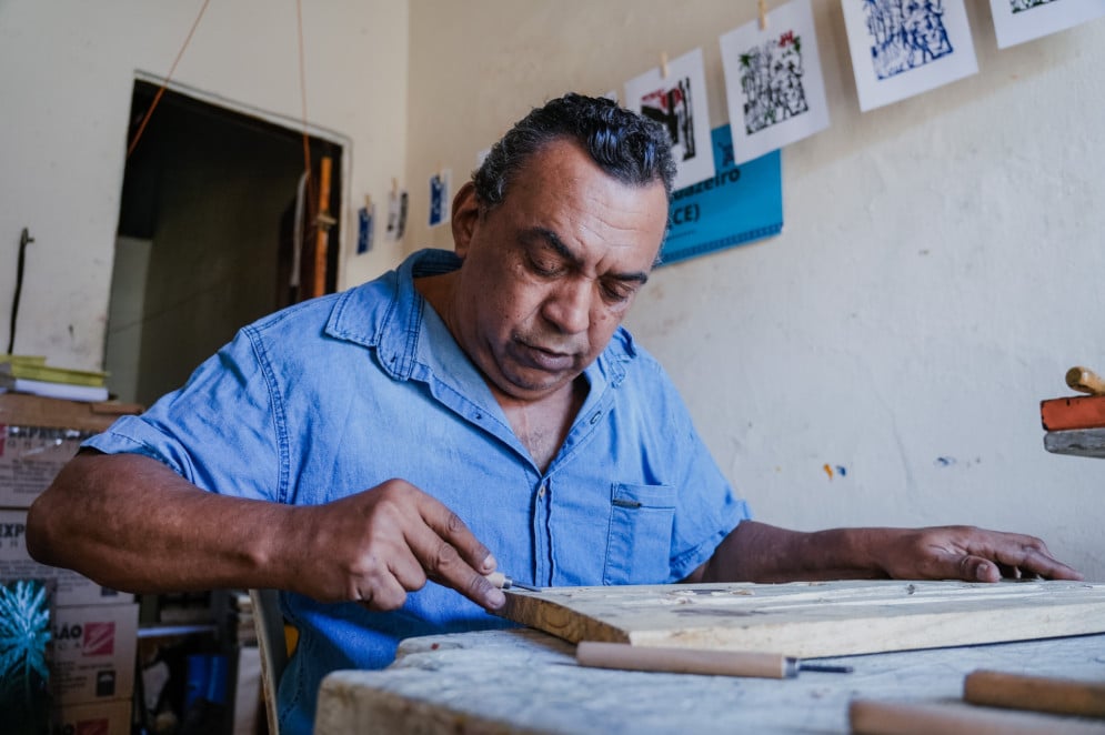 Mestre da Cultura João Pedro do Juazeiro trabalha com xilogravuras e sente dificuldade de fazê-las após o AVC(Foto: FERNANDA BARROS)