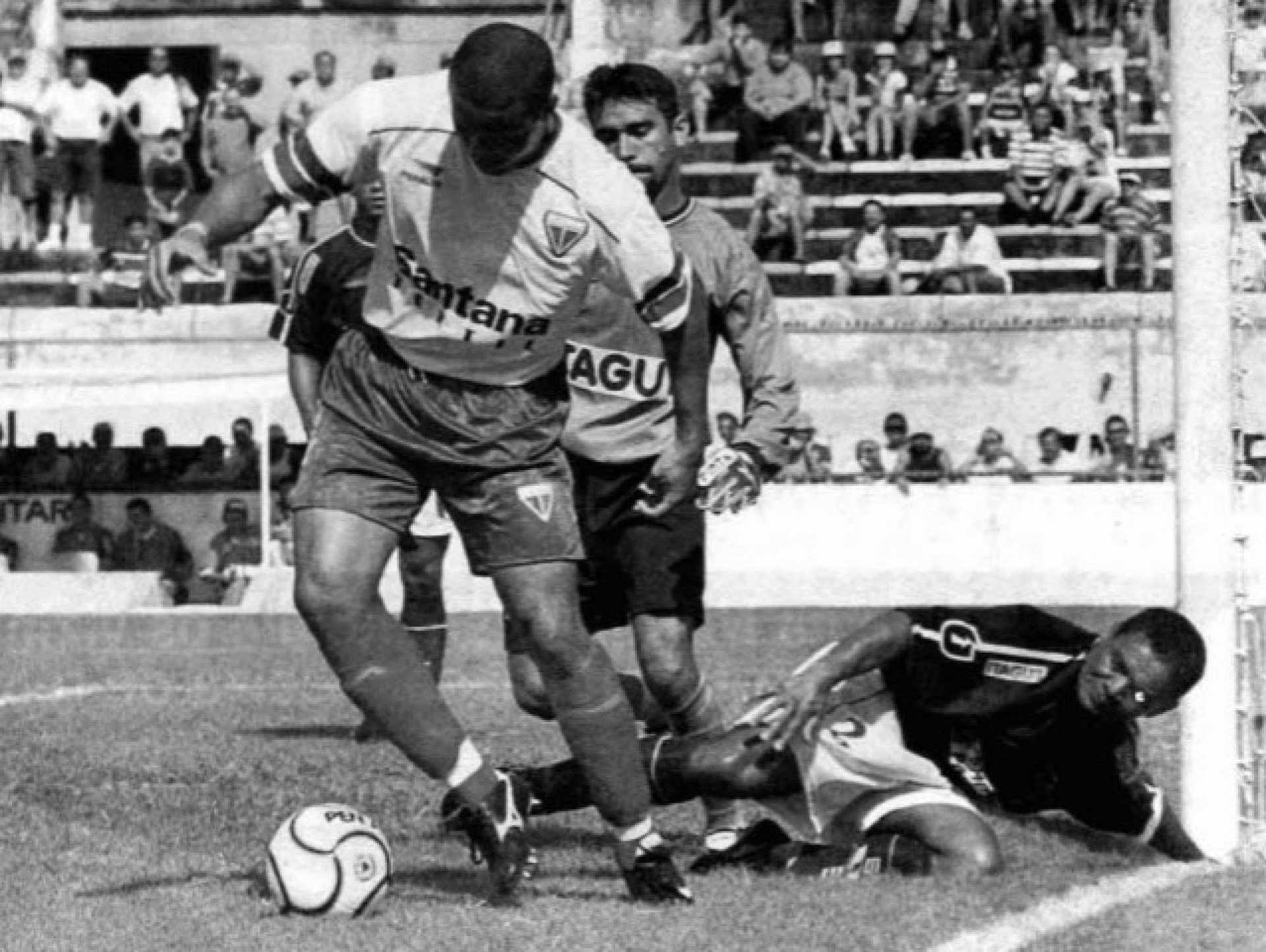 Vinícius, do Fortaleza, em lance em jogo contra o Itapajé pela semifinal do segundo turno do Campeonato Cearense de 2001, no estádio Presidente Vargas (PV) (Foto: Marcos Campos em 1/7/2001)